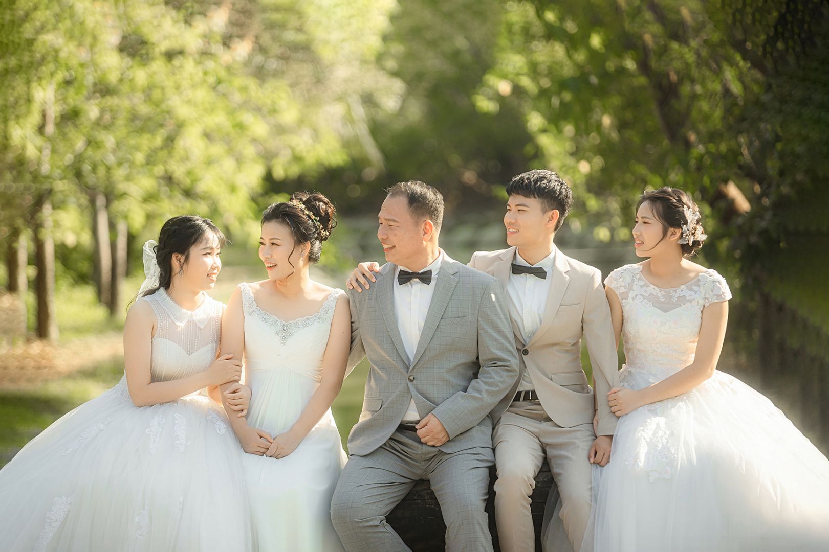 高雄全家福攝影｜唯美林道自然光家庭合照｜Mood Story