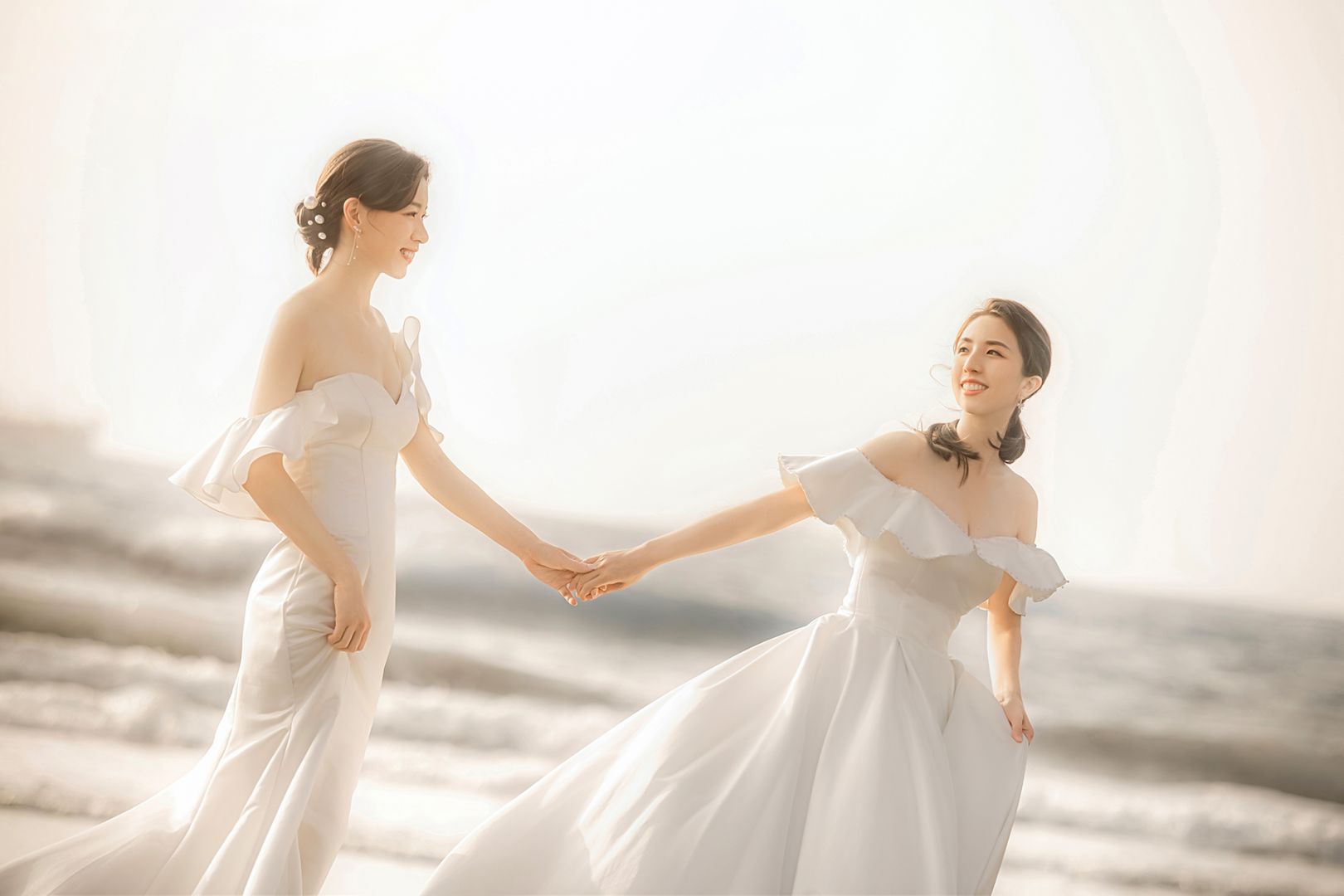 高雄閨蜜照｜海邊白紗唯美牽手照片｜Mood Story