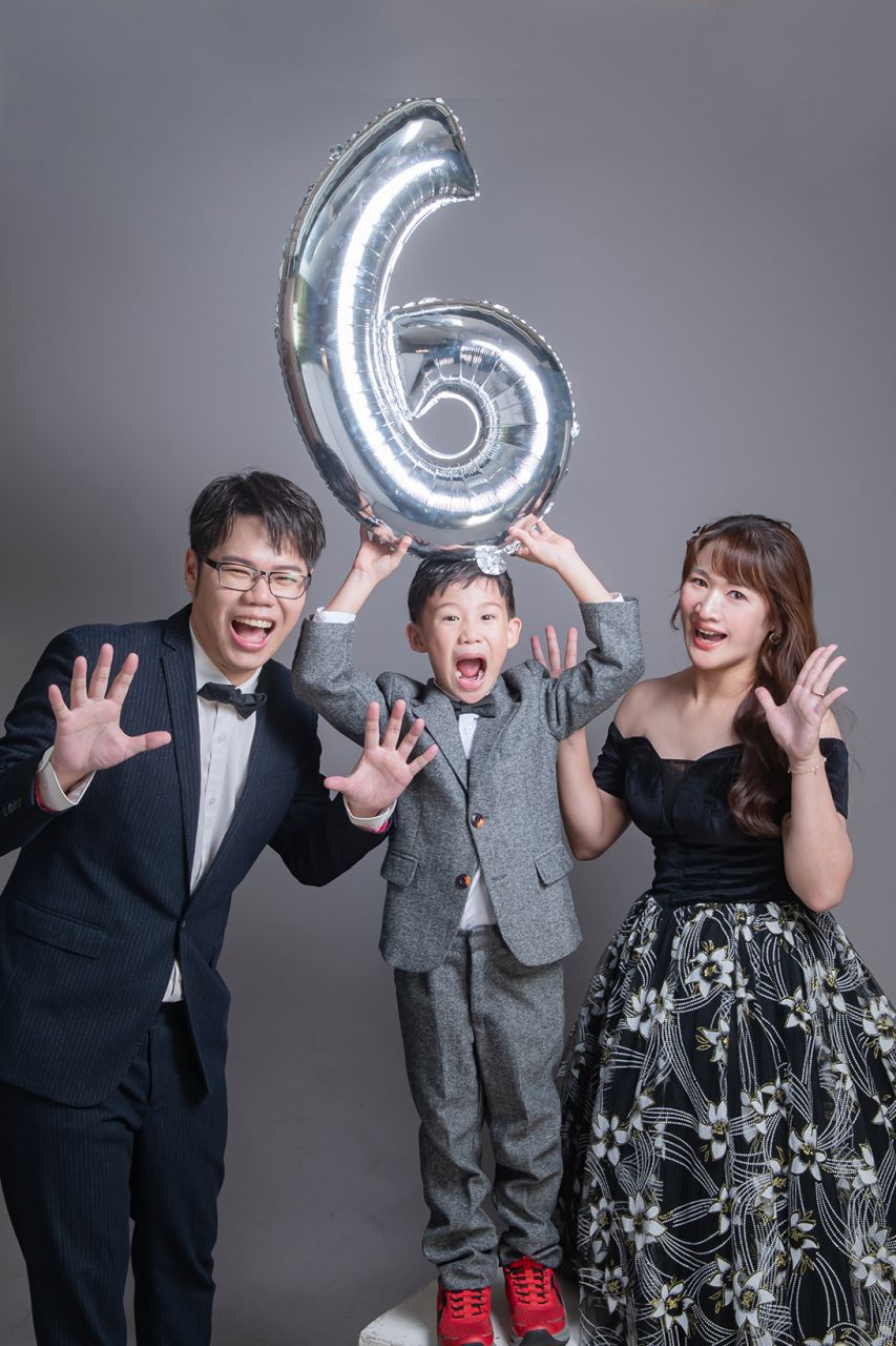 高雄小家庭全家福攝影｜爸媽與孩子互動｜MoodStory心情故事婚紗