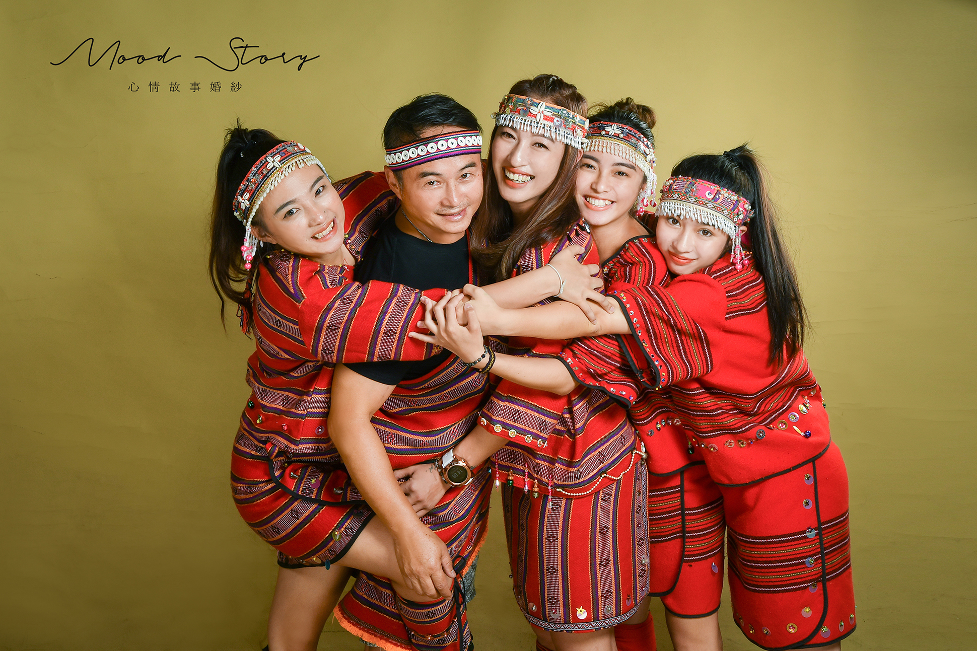 台南主題全家福，原住民風格服裝拍攝充滿活力的家庭照｜Mood Story